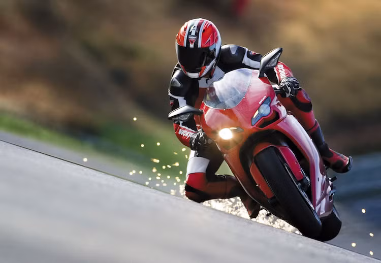 Mặc dù chiếc 999 gây tranh cãi giành được khá nhiều thành công tại các giải đua, nhưng nó không được nhiều fan Ducati ưa thích. Bộ quây gió của nó có thiết kế quá "Nhật", nó sử dụng gắp đôi thay vì gắp đơn và thiếu đi sức hấp dẫn của thế hệ 916 trước đó. Vào năm 2007, ngay cả chiếc 999 đã được cải tiến vẫn bị các đối thủ đánh bại trong các cuộc thi đấu, với công suất thấp hơn tới 20 mã lực.