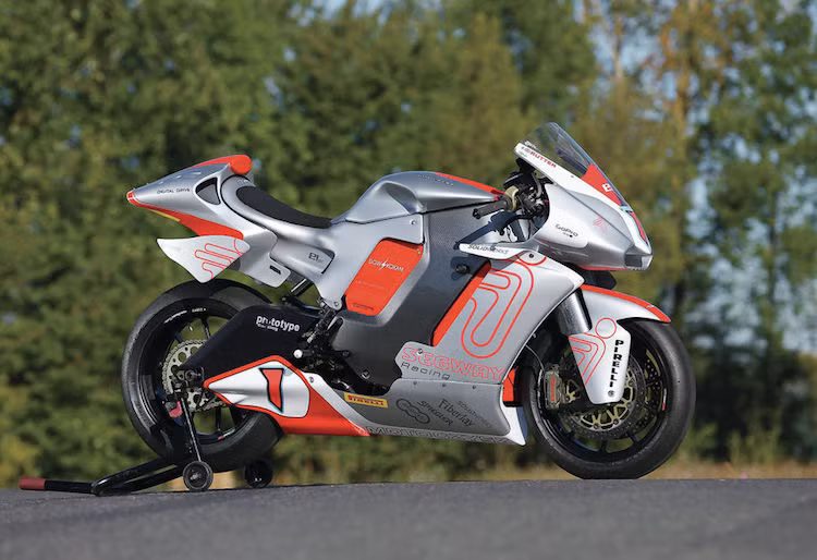 Nếu như xếp hạng danh sách này, MotoCzysz E1PC có thể dễ dàng chiếm lấy vị trí số 1. E1PC không phải là chiếc xe đua chạy điện đầu tiên được chế tạo, nhưng nó là chiếc xe đua chạy điện đầu tiên trông giống phim viễn tưởng hơn là một dự án khoa học. Với sự điều khiển của tay đua Mark Miller, E1PC đã giành chiến thắng tại cuộc đua tốc độ cao khốc liệt Isle of Man TT trong năm 2010.