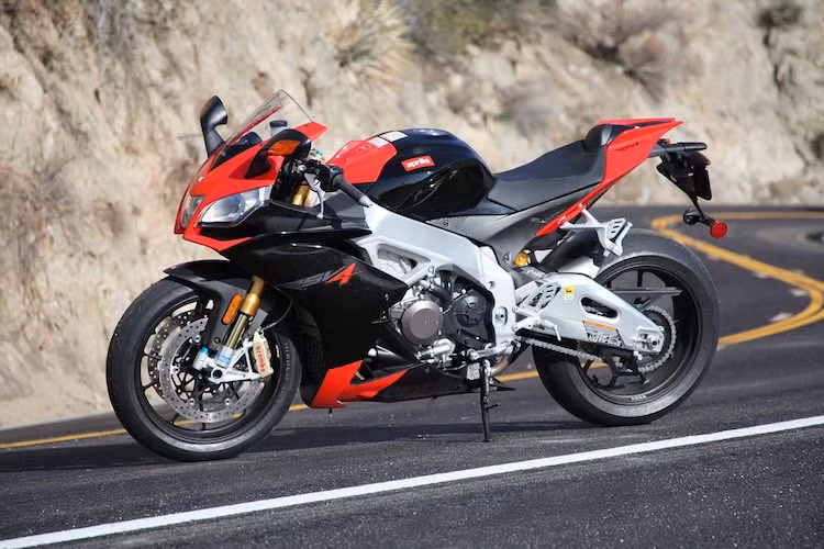 RSV4 là chiếc xe đưa tên tuổi của Aprilia nổi tiếng trở lại trên đường đua. Trước đó, hãng chỉ được biết đến bởi việc sản xuất ra những chiếc xe cực đẹp nhưng yếu đuối và rất đắt tiền. Kể từ khi Moto GP chuyển sang sử dụng xe 4 kỳ từ 2 kỳ, hãng đã không còn thành công trên đường đua. RSV4 đã thay đổi tất cả những điều đó (ngoại trừ việc nó vẫn đắt tiền).