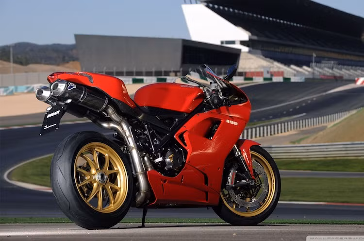 Ducati đã ghi nhận những nhược điểm đó để có thể tạo ra chiếc 1098 nhanh, đẹp, sexy và đậm chất Ducati. Với Casey Stoner cầm lái, 1098 đã vô địch Moto GP mùa giải 2007, khiến cho tên tuổi của Ducati trở nên nổi tiếng chưa từng thấy. Năm 2008 và 2011, 1098 đã cùng với Troy Bayliss và Carlos Checa giành chức vô địch World Superbike.