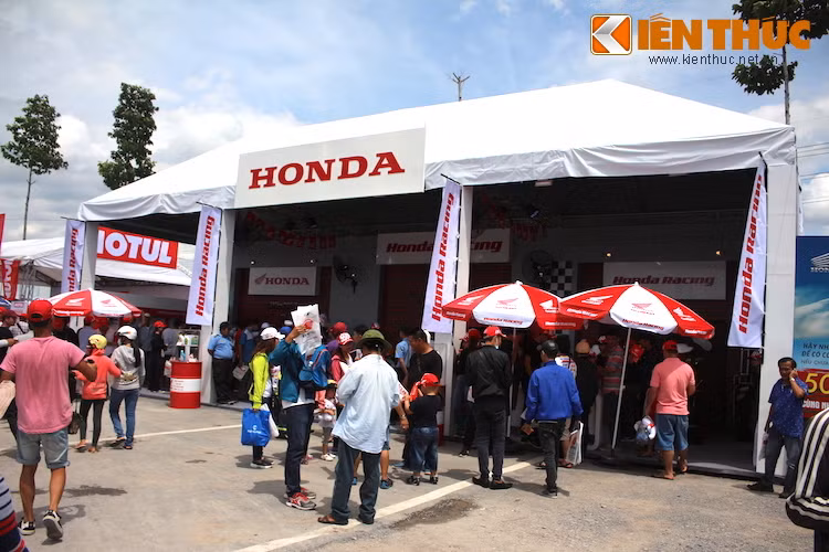 Đến với giải đua, người xem không chỉ có dịp chứng kiến gần trăm xe số Honda lần lượt "so kè tốc độ" trên đường đua, mà còn có dịp tham gia nhiều trò chơi vui vẻ và có cơ hội mua các món phụ tùng, phụ kiện xe máy/môtô cùng đồ bảo hộ với giá ưu đãi.