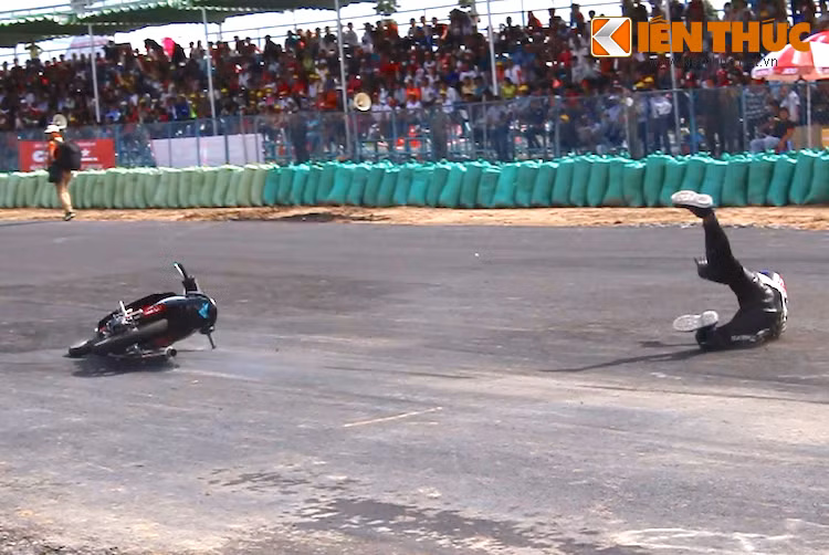 Với sự cạnh tranh khốc liệt cùng sân đua chưa thực sự hoàn thành, những tai nạn thỉnh thoảng cũng đã xảy ra khiến tay đua phải bỏ cuộc sớm. Tuy nhiên, nhờ được trang bị đầy đủ giáp bảo hộ nên vào cuối ngày, không có bất kỳ tay đua nào ra về với những thương tật nghiêm trọng.