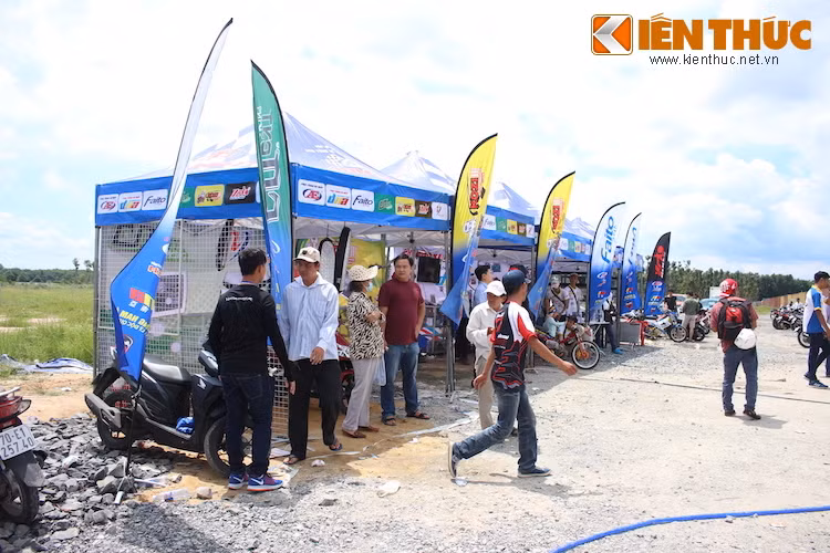 Không chỉ dừng lại là một cuộc đua, đây còn là ngày hội của những người dân Bình Dương và các tỉnh lân cận nói chung, cũng như của những người yêu xe nói riêng. Xung quanh khu vực đường đua là hàng loạt các khu trưng bày của những nhà tài trợ khác nhau.