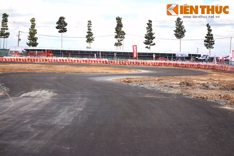 Đây là sân đua hoàn toàn mới được xây dựng từ tháng 5/2016 theo mô hình sân đua Nhật Bản với tổng chiều dài là gần 1.200 m và diện tích là 6 ha. Sân đua vẫn đang trong quá trình hoàn thiện, dự kiến sẽ hoàn thành vào tháng 10 năm nay. Trong đó, Honda Việt Nam có góp phần thiết kế và xây dựng.