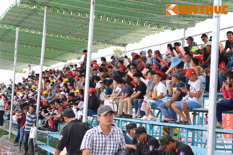 Ngay từ đầu giờ chiều, hàng ngàn lượt khán giả đã hội tụ tại sân đua để theo dõi và cổ vũ cho các tay đua, dù trời nắng và một trong những khán đài thậm chí còn chưa có mái che.