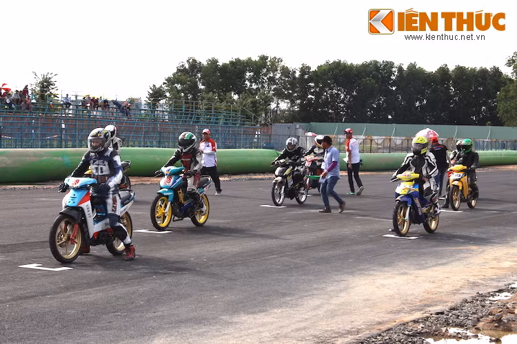 Sân đua chỉ thực sự bắt đầu trở thành "chảo lửa" khi các tay đua ở thể thức Wave bán chuyên nghiệp bước vào đường đua. Ở thể thức này, các xe đua sẽ được chuẩn bị bởi những lò độ và chỉ tuân theo một quy định duy nhất về trái piston.