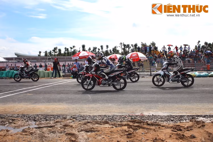 Các tay đua thi đấu ở thể thức Blade 110 cc ra trường đua thi đấu đầu tiên, sử dụng những chiếc Blade do Honda chuẩn bị sẵn với cấu hình giống y hệt nhau, chỉ được thay đổi một số chi tiết so với xe thương mại như đầu đèn bịt kín, pô độ, tháo dè...