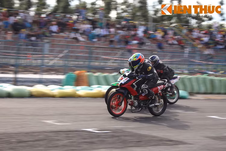 Ở thể thức này, sự cạnh tranh đã không chỉ xuất hiện ở các tay đua trên đường mà còn diễn ra "ngầm" ở phía sau các lò độ, khi chỉ có những 'tay nài" giỏi nhất và chiếc xe độ tốt nhất mới có ưu thế rõ rệt.