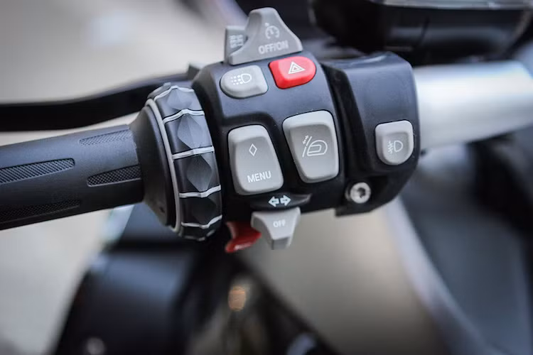 Giống như mẫu xe địa hình R1200 GS Adventure, K1600 GTL cũng có cùm công tắc "chi chít" nút bấm điều khiển. Một trong số các nút bấm giúp điều chỉnh hệ thống kiểm soát hành trình cruise control như trên xe ôtô, số còn lại giúp người dùng có thể duyệt qua các menu của xe, điều khiển đèn và thay đổi độ cao của kính chắn gió.