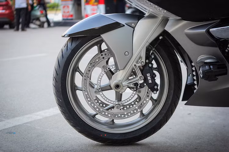 Bên cạnh đó, K1600 GTL cũng được trang bị sẵn những đèn chiếu sáng tăng cường và đèn sương mù ở hai bên quây gió xe. Cả 2 bánh của chiếc xe đều có đường kính lên tới 17 inch và được trang bị hệ thống chống bó cứng phanh ABS Pro thế hệ mới nhất, với khả năng tự động điều tiết lực phanh khi xe vào cua.