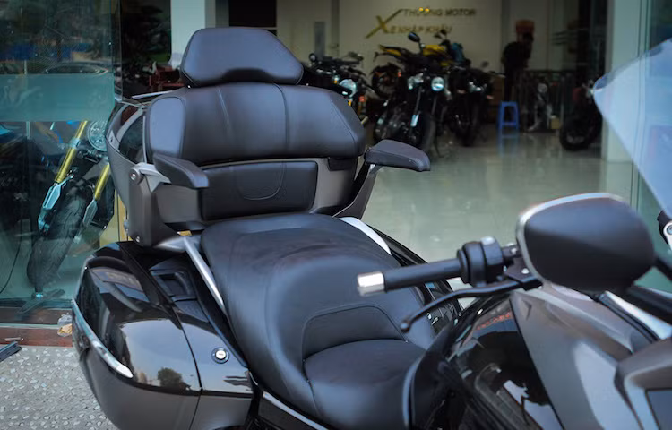 Là một mẫu xe đường trường cao cấp, K1600 GTL có bộ yên rộng và êm ái cho cả người lái lẫn hành khách ngồi sau. Đặc biệt, người ngồi sau còn có phần tựa lưng và tựa tay riêng, khiến chiếc xe trở thành một "sa-lông di động" đúng nghĩa. Với đài FM cùng kết nối Bluetooth, người điều khiển cũng không sợ nhàm chán khi rong ruổi đường xa.