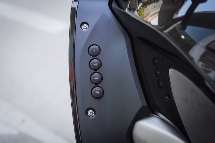 Ngoài ra, BMW K1600 GTL Exclusive còn được trang bị nhiều công nghệ ấn tượng khác như trên những mẫu xe hơi hiện đại như hệ thống kiểm soát lực kéo DTC, hệ thống khởi hành ngang dốc...