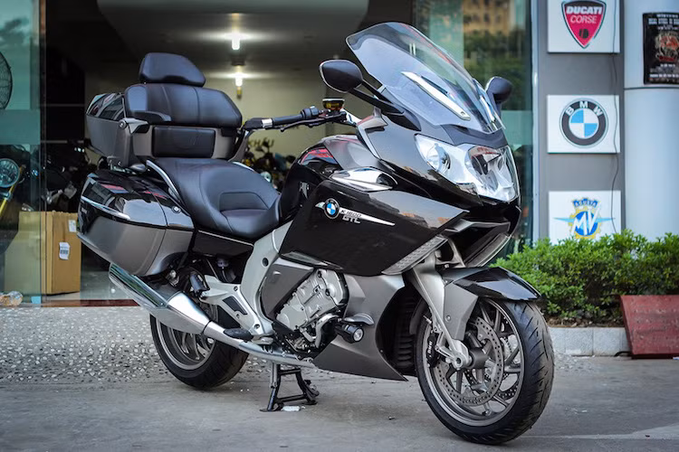 Ra mắt lần đầu vào năm 2010, BMW K1600 GTL 2016 Exclusive là thế hệ mới nhất của dòng môtô đường trường cao cấp K-Series từ BMW nhằm cạnh tranh trực tiếp với Honda Goldwing. Có kích thước D x R x C lần lượt là 2.489 mm x 1.000 mm x 1.465 mm cùng trọng lượng 360 kg, đây là mẫu xe "đồ sộ" nhất hiện nay của BMW.