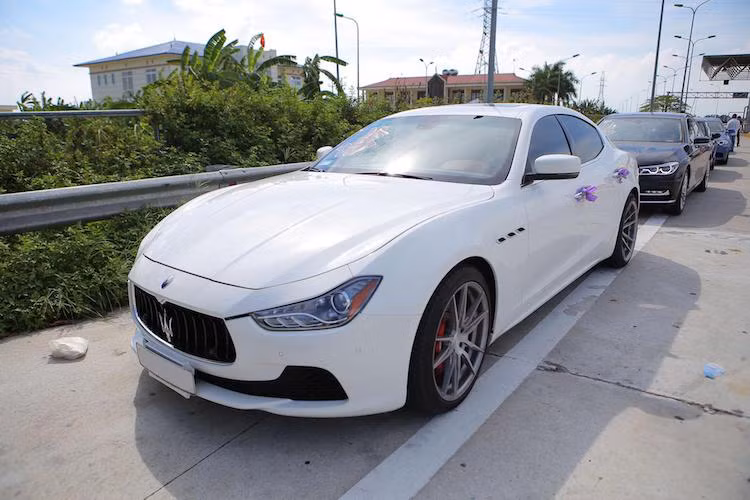 Chiếc xe sang Ý Maserati Ghibli Q4 độ mâm duy nhất tại miền Bắc được trang trí bằng các dải nơ ở cửa xe.