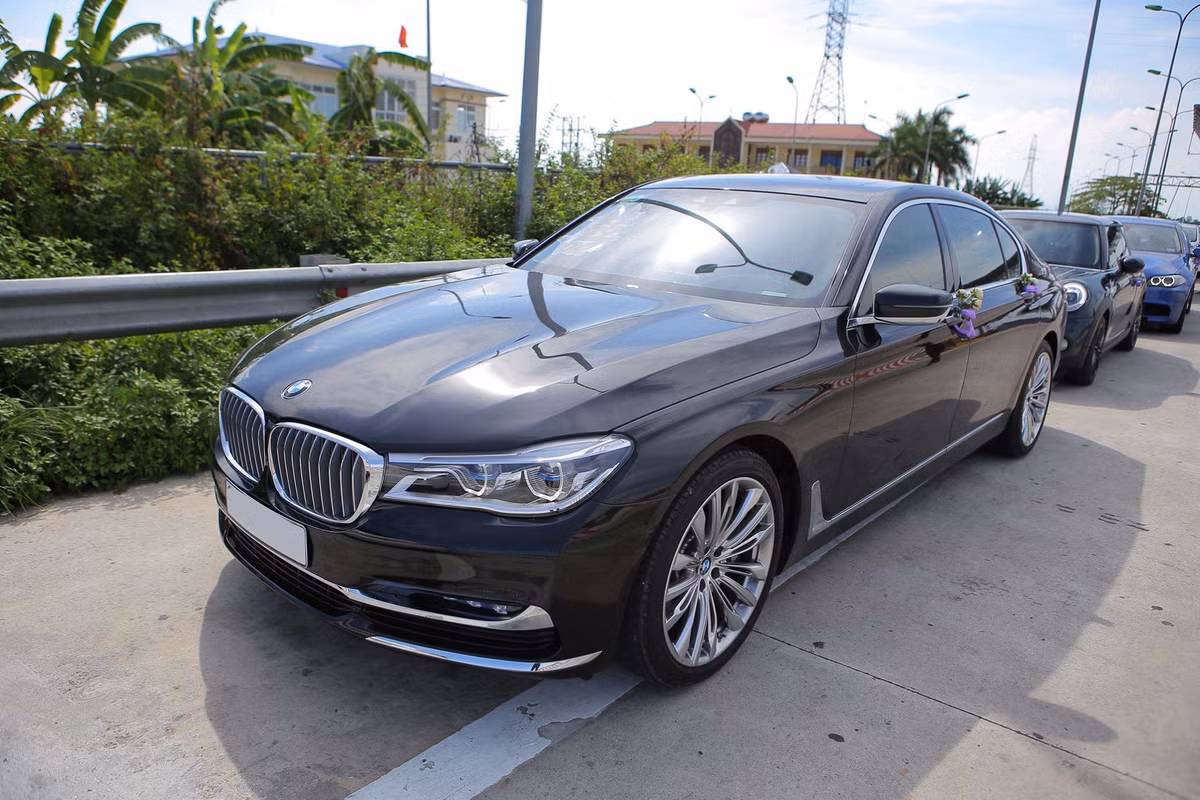 Mẫu xe sedan cao cấp nhất được phân phối chính hãng của BMW tại Việt Nam hiện nay là 750Li cũng có mặt.