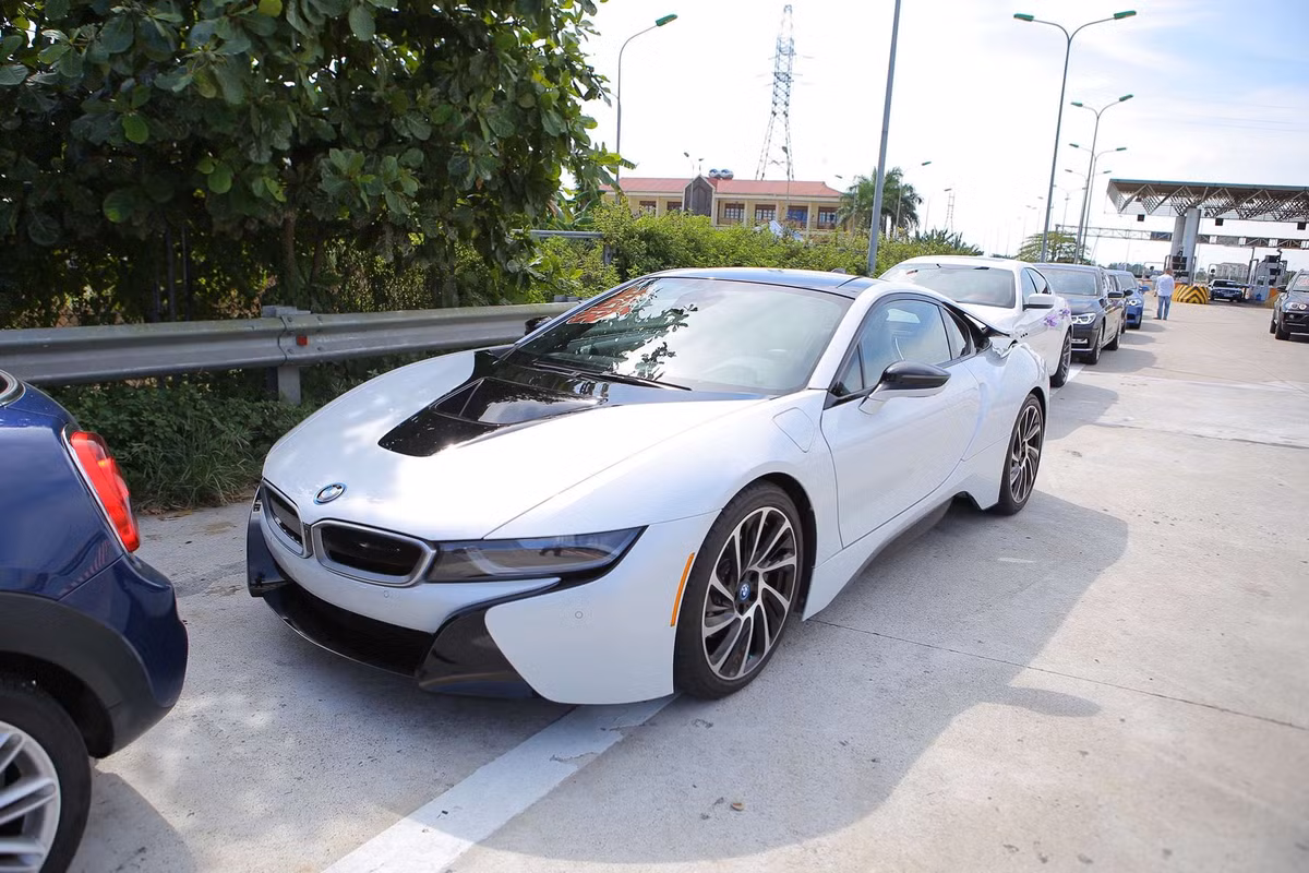 Ngoài ra, đám rước dâu còn có "điểm nhấn" là một chiếc siêu xe "xanh" BMW i8.
