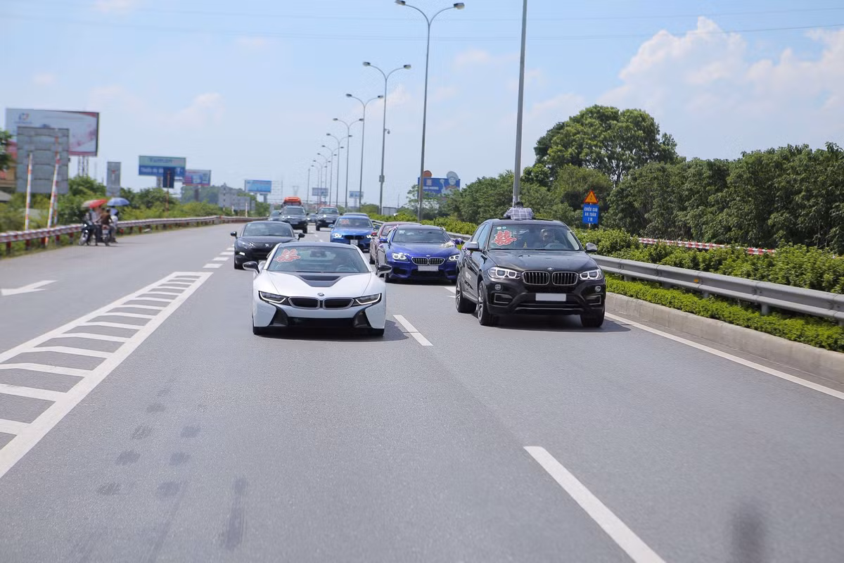 Trong số dàn xe BMW, ngoài những mẫu xe "bình thường" như X5 thế hệ mới còn có sự xuất hiện của một số mẫu BMW hiếm khác như BMW 6 Series Gran Coupe hay BMW 5 series độ full kit M5.