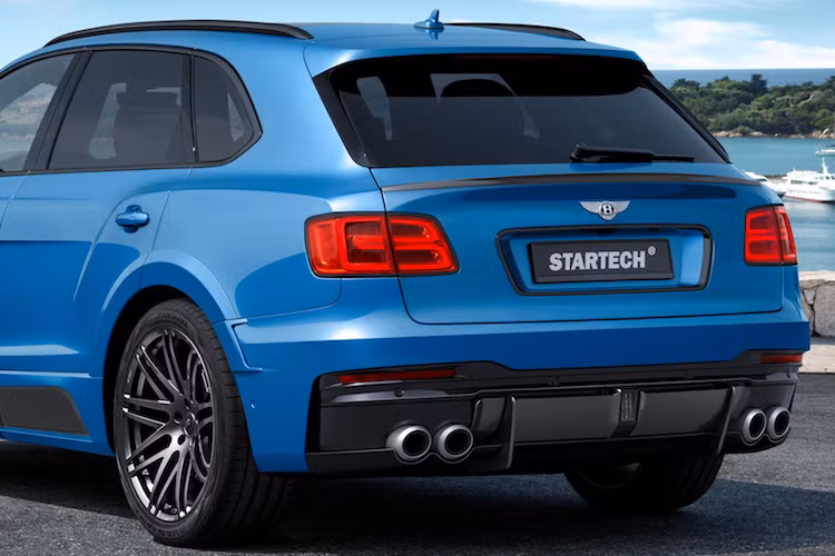 Hai bên thân xe còn được ốp thêm các chi tiết trang trí bằng sợi carbon, trong khi ở phía sau, cản sau của Bentayga cũng đã được Startech thay bằng thiết kế mới với các cánh khuếch tán không khí dưới gầm và đèn phanh LED phong cách xe F1.