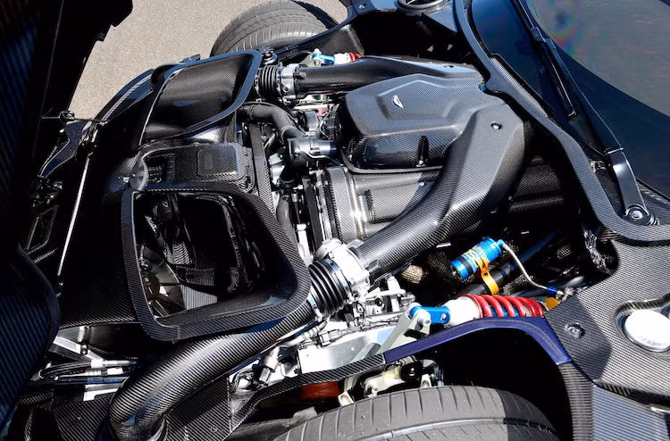 Nằm sau trục bánh trước của Vulcan là khối động cơ 7.0l V12 nạp khí tự nhiên, đem tới công suất tối đa lên tới 800 mã lực. Sức mạnh của động cơ được truyền tới bánh sau thông qua hộp số tuần tự 6 cấp dành cho xe đua của hãng XTrac.