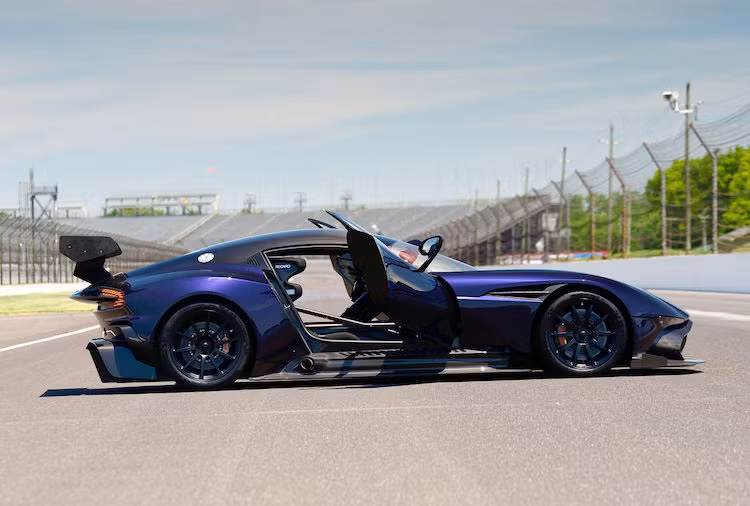 Chỉ với 24 chiếc trên toàn Thế giới, Aston Martin Vulcan có giá khi mới là 2,3 triệu USD. Mức giá này đã bao gồm quyền tham gia vào một khoá huấn luyện trên các đường đua khác nhau bởi những tay đua từ Aston Martin. Chiếc siêu xe Vulcan có số thứ tự sản xuất 11 màu tím này đang chuẩn bị được hãng đấu giá Mecum ở Mỹ đưa "lên sàn", với giá dự đoán không thể thấp hơn 3,5 triệu USD (tương đương 75,8 tỷ đồng).