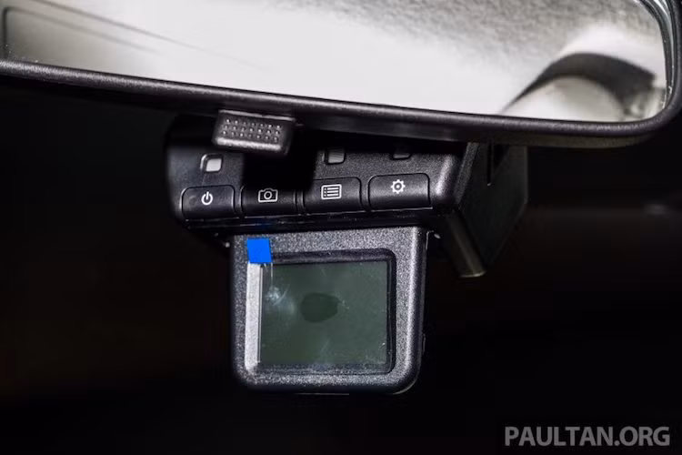 Một điểm đặc biệt nổi bật của Fortuner thế hệ mới đó là chiếc xe được trang bị sẵn hệ thống camera hành trình với màn hình hiển thị nhỏ gắn trên gương chiếu hậu trong nội thất. Các trang bị an toàn khác của xe gồm 7 túi khí, ABS, hệ thống hỗ trợ anh, hệ thống điều khiển lực kéo chủ động, hỗ trợ leo dốc, hỗ trợ cân bằng xe...