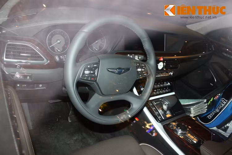 Bên trong nội thất của xe được trang bị sẵn những tiện nghi cần có trên một mẫu sedan cao cấp, có thể kể tới gồm ghế bọc da thượng hạng, ốp vân gỗ thật, các máy tính bảng 9,2 inch phục vụ giải trí cho băng ghế sau, điều hòa tự động 3 vùng, sạc điện thoại không dây.