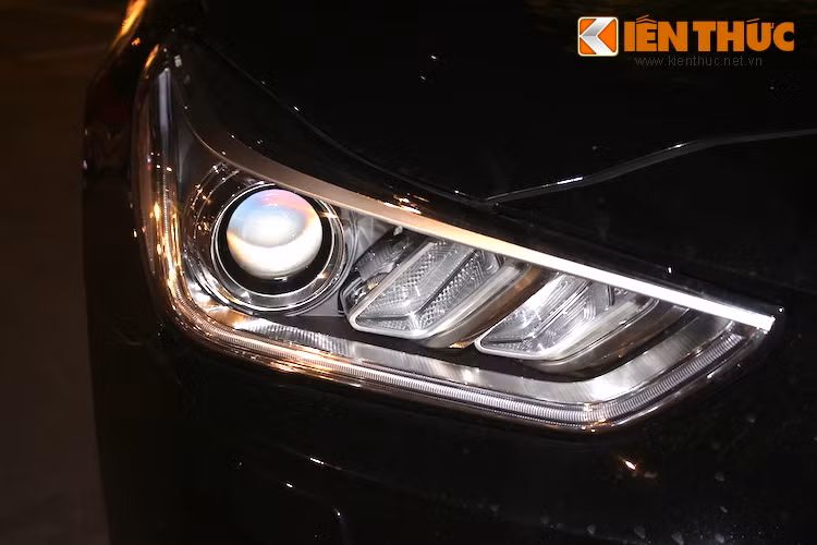 Đèn pha trước dạng LED đem tới cho chiếc xe sự sắc sảo, trong khi lưới tản nhiệt lục giác lớn, đèn hậu LED đặt dọc cùng chiều dài cơ sở lớn khẳng định rằng EQ900 là một mẫu xe sang thưc sự.