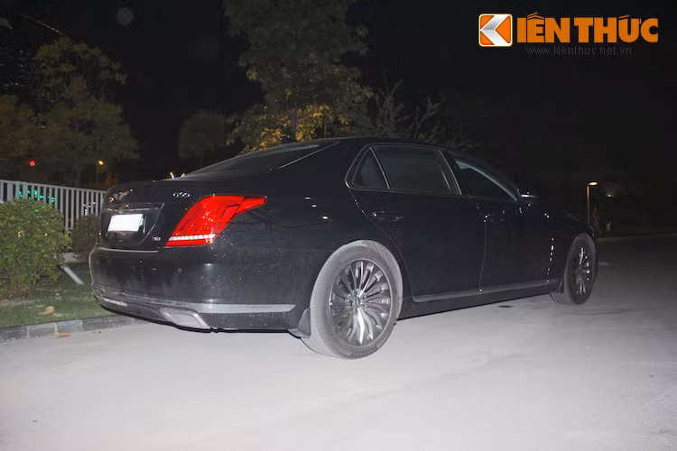 Mọi phiên bản đều được trang bị hộp số tự động 8 cấp. Hệ thống dẫn động cầu sau là trang bị chuẩn, nhưng khách hàng có thể đặt thêm tùy chọn hệ dẫn động 4 bánh HTRAC và hệ thống treo chủ động Genesis Adaptive Control.