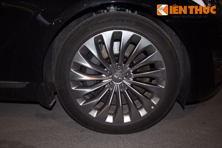 Genesis G90 được trang bị mâm hợp kim 15 cánh với đường kính lên tới 19 inch. Xe sở hữu kích thước D x R x C lần lượt là 5.205 x 1.915 x 1.495 mm, chiều dài trục cơ sở 3.160 mm. Tuỳ thuộc vào phiên bản, trọng lượng xe dao động từ 2.420 kg đến 2.595 kg.