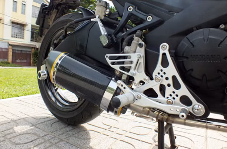 Khối động cơ 1 xi-lanh SOHC 4 van nguyên bản của Exciter 135 không có sự thay đổi lớn khi chủ xe chỉ thay cổ pô mới kèm lon pô bằng sợi carbon.