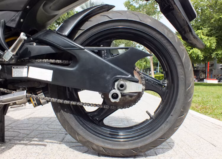 Ở phía sau, chiếc Exciter tiếp tục được nâng cấp đồng bộ dàn chân với bộ gắp từ Yamaha R6 kèm theo mâm 3 cánh từ CBR250.