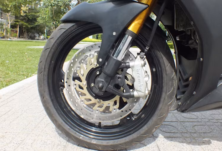 "Dàn chân" của xe cũng được nâng cấp "khủng" bằng cặp phuộc USD từ một mẫu xe phân khối lớn, kèm theo hệ thống phanh đĩa kép với heo Brembo bắt dọc và mâm 3 cánh lấy từ Honda CBR250 đời cũ.