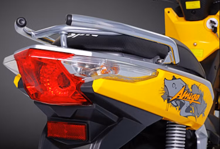 Ở phía sau, đuôi của Amigo 50 được vuốt góc cho cảm giác mạnh mẽ, cụm đèn hậu và đèn xi-nhan một khối liền lạc với thân xe, cùng với tay nắm sau bằng ống thép hàn, bẻ góc theo các đường nét của thân xe.