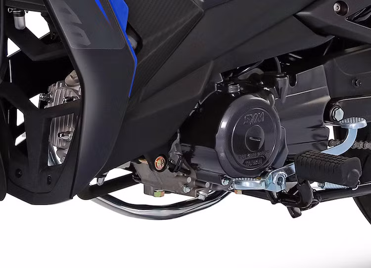 Cung cấp sức mạnh cho SYM Amigo hoạt động là khối động cơ 49,5 cc SOHC 1 xi-lanh nằm ngang 4 kỳ với 3 cấp số, đem tới công suất tối đa 2,31 PS và mô-men xoắn cực đại 2,65 Nm. Theo SYM, chiếc xe chỉ tốn khoảng 1,55 lít xăng/100 km.