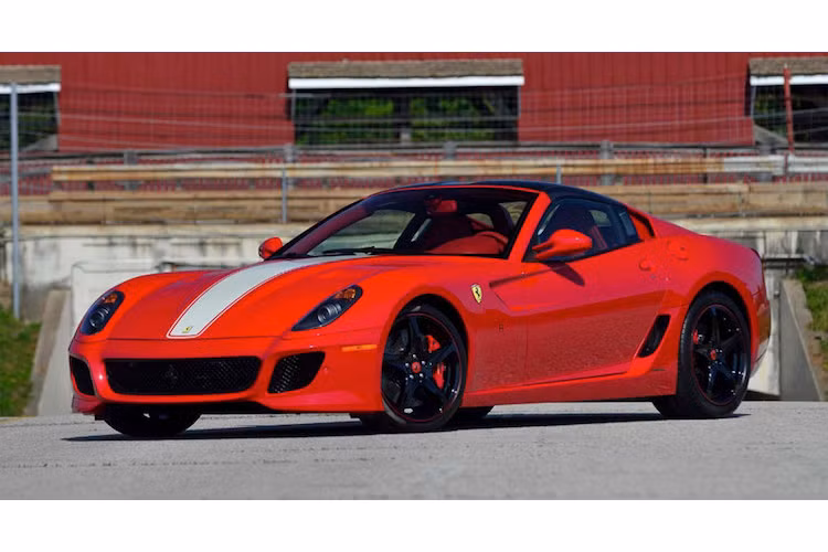 Được giới thiệu lần đầu vào năm 2010, siêu xe mui trần Ferrari 599 SA Aperta là "món quà" của Ferrari để ca ngợi nhà thiết kế Andrea Pininfarina và con trai ông là Sergio Pininfarina.