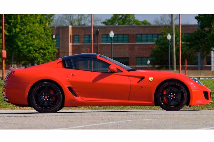 599 SA Aperta là 1 trong 2 phiên bản mui trần duy nhất của dòng 599, với số lượng sản xuất chỉ 80 chiếc. Dựa trên cơ sở của chiếc Ferrari 599 GTO - phiên bản thể thao của dòng 599 GTB Fiorano, nhưng thân xe của SA Aperta đã có một loạt những thay đổi triệt để.