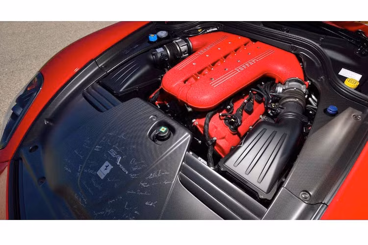 599 SA Apertas sở hữu động cơ V12 6 lít, có công suất lên tới 661 mã lực và mô-men xoắn cực đại 620 Nm, giúp xe chỉ mất 3,2 giây để tăng tốc từ 0-100 km/h và tốc độ tối đa 325 km/h.