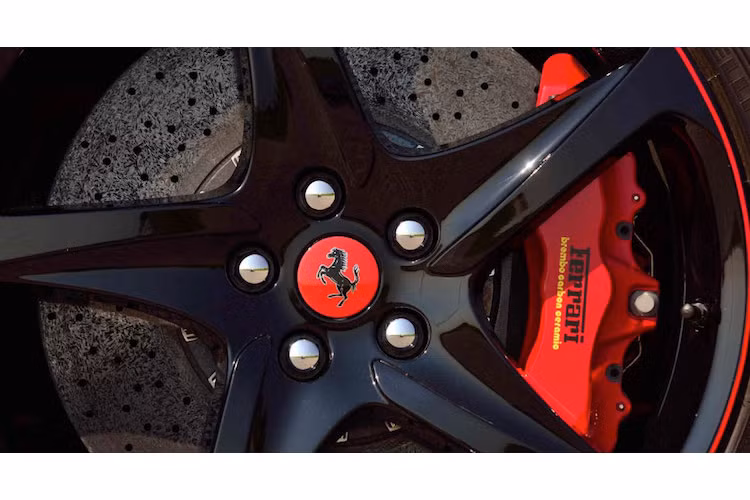 Phần cản trước, sau và thân xe vẫn được giữ nguyên, nhưng mâm đúc của 599 SA Aperta có thiết kế mới, khá giống với chiếc Ferrari FF sau này của hãng. Nằm phía sau bộ mâm 5 cánh kép là hệ thống phanh Brembo hiệu năng cao đĩa gốm-carbon.