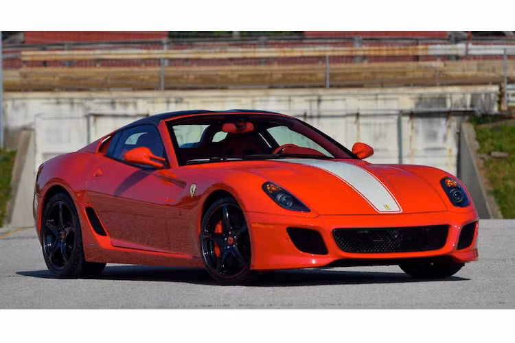 Do độ hiếm của chiếc xe nên hiện nay, giá của những chiếc 599 SA Aperta rất cao. Chiếc xe trong hình mới chỉ chạy được 1400 km, chuẩn bị được nhà đấu giá Mecum Auctions đưa ra bán với giá dự kiến có thể lên tới 1,5 triệu USD (tương đương 33,4 tỷ đồng).