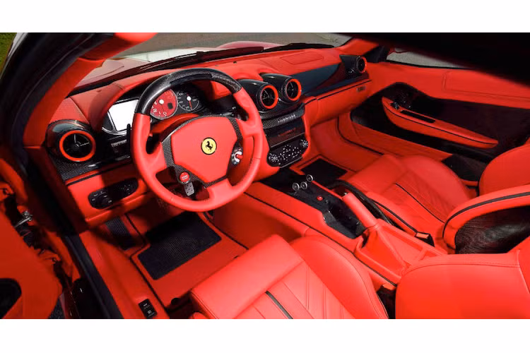 Nội thất của 599 SA Aperta không có nhiều thay đổi so với 599 GTO. Trong đó điểm nổi bật nhất là những chiếc ghế thể thao chần chỉ đẹp mắt. Chiếc 599 SA Aperta này có nội thất hoàn toàn trong gam màu đỏ "chói lọi", cùng với các chi tiết ốp sợi carbon.