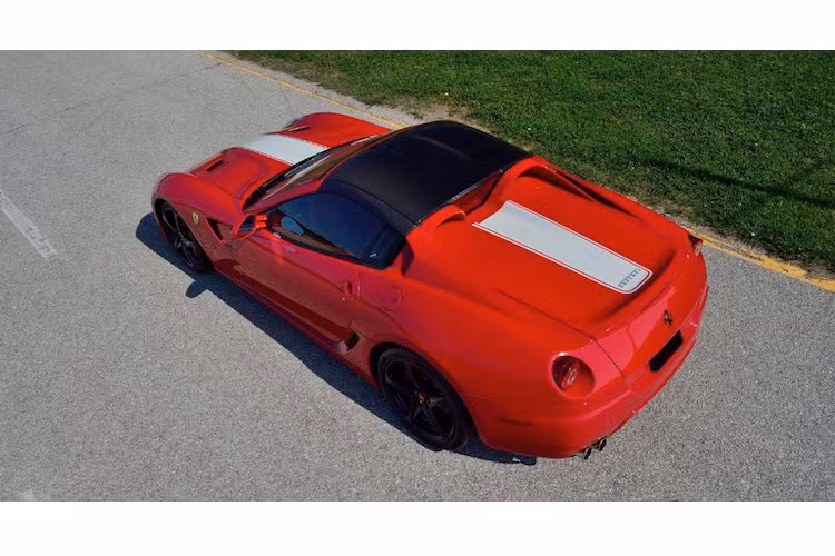 Ở phía sau mỗi tựa đầu là 2 "gò" có khung xương bằng sợi carbon để bảo vệ hành khách khi xe bị lật, tương tự nhiều mẫu xe thể thao mui trần khác. Dù là một siêu xe nhưng SA Aperta vẫn có khoang hành lý khá rộng. Bộ mui của xe sau khi thu lại có thể "giấu" vào khoang hành lý.