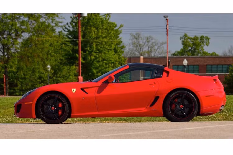 Kết hợp với động cơ này là hộp số siêu hiện đại tương tự như chiếc siêu xe "chạy trường" 599XX, với khả năng lên số chỉ trong 60 mili giây và xuống số chỉ trong 120 mili giây. Ngoài ra, nếu người lái giữ cần gạt số bên trái, chiếc xe sẽ tự giảm vài cấp số trước góc cua.