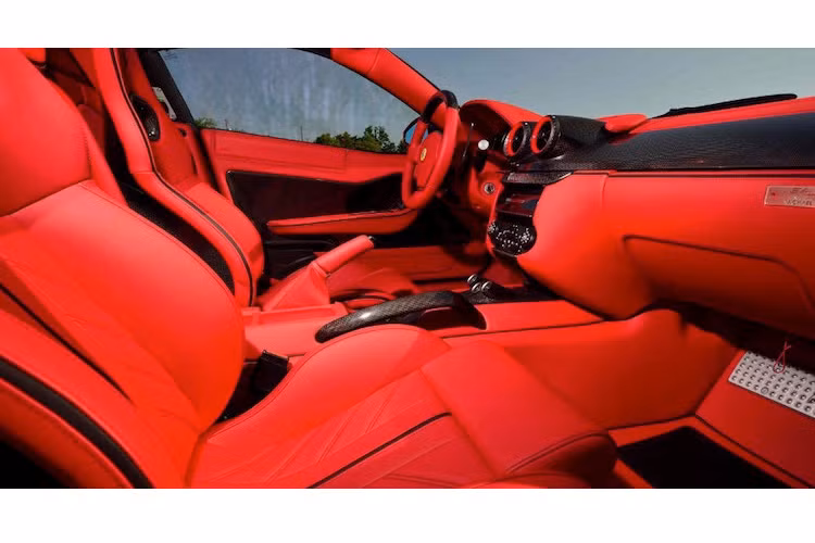 Dàn âm thanh của xe được giấu trong một nắp che trên bảng điều khiển trung tâm, cùng với các chi tiết được thiết kế để người lái dễ thao tác điều khiển hơn.