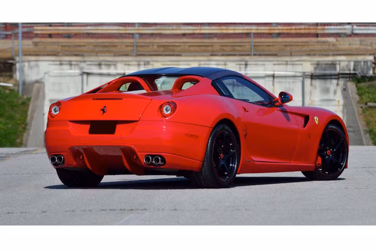 Là một chiếc siêu xe mui trần dạng targa, Ferari 599 SA Aperta sở hữu phần mui được tháo lắp thủ công. Khách hàng có thể lựa chọn giữa mui vải bạt hoặc mui cứng bằng sợi carbon. Chiếc xe trong bài viết này có mui cứng cao cấp hơn.