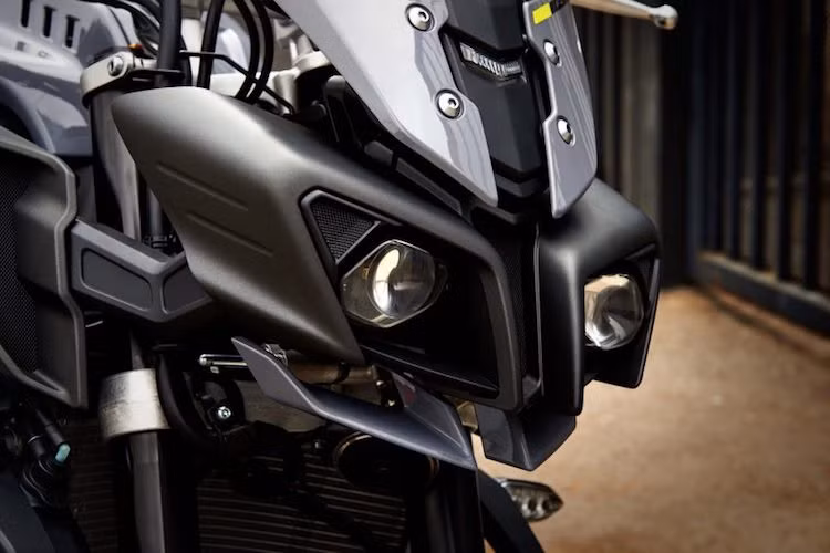 FZ-10 sở hữu thiết kế thuộc hàng ấn tượng nhất trong phân khúc naked bike 1000 cc với những đường nét cứng cáp. Đặc biệt, phần đầu xe có kiêu dáng dữ dằn, cực kỳ độc đáo và phần nào gợi nhớ về khuôn mặt của những robot trong bộ phim "bom tấn" Transformer. Do được bắt vào khung xe nên phần đầu này cũng trở nên ổn định hơn, không xảy ra tình trạng lỏng lẻo và gây tiếng ồn.