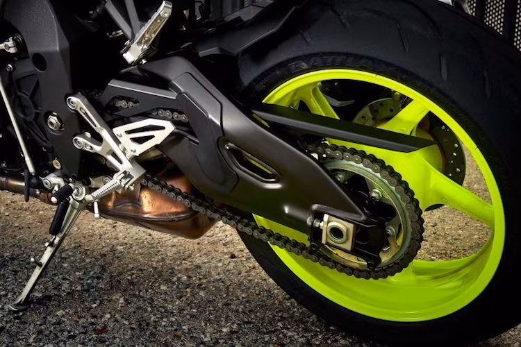 Sử dụng bộ mâm nhôm đúc 5 cánh trọng lượng nhẹ, Yamaha đã trang bị cho MT-10 bộ lốp Battlax Hypersport được hãng Bridgestone phát triển riêng cho chiếc xe.