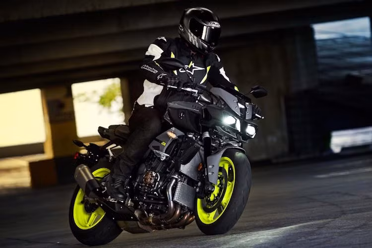 Tại thị trường Mỹ, một chiếc FZ-10 có giá khởi điểm là 13.000 USD (tương đương 289 triệu đồng) - rẻ hơn khoảng 3000 USD so với một chiếc R1S phiên bản thấp nhất. Đối tượng khách hàng mà FZ-10 hướng tới là các stunter và những người đã chán lái sportbike, nhưng lại không thích một chiếc xe có tư thế ngồi thoải mái nhưng quá "hiền" như touring.