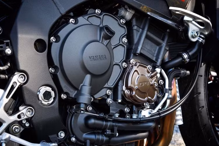 "Trái tim" của FZ-10 là khối động cơ 4 xi-lanh thẳng hàng 999 cc cross-plane tương tự như R1. Tuy nhiên, Yamaha đã thay đổi cam, cò, hình dáng xi-lanh và tỉ số nén xuống. Ngoài ra, những thay đổi khác của FZ-10 so với R1 là hộp gió lớn hơn, tỉ số truyền hộp số nhỏ hơn cùng phun nhiên liệu 1 vòi, nhưng có công suất mạnh hơn 25%.