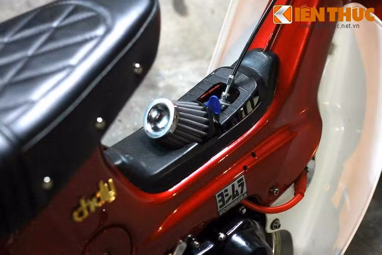 Khối động cơ 50 cc nguyên bản của Chaly cũng đã được nâng cấp bằng cách nâng dung tích xi-lanh, thay chế hòa khí cùng lọc gió độ. Ở dạng nguyên bản, chiếc xe chỉ có thể khởi động bằng cần đạp nhưng bằng cách thay bưởng điện kèm môtơ đề, Chaly nay đã có thêm bộ đề tiện lợi.