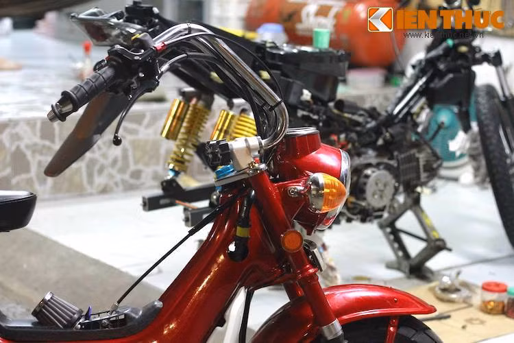 Học theo phong cách của những chiếc Chaly độ Nhật Bản, một biker tại Việt Nam đã "săn lùng" được một chiếc Chaly cũ nhưng có biển "tứ quý" 4 cực đẹp và độ lại theo phong cách này. Phần lớn các chi tiết nguyên bản của Chaly đã được giữ nguyên, tuy nhiên tay lái của chiếc xe đã được thay bằng cặp tay gấp Honda Monkey, tạo tư thế kiểu chopper.